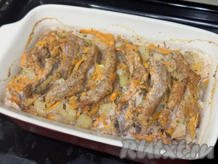 Запекать свиные рёбрышки с рисом в духовке 1 час, затем убрать фольгу.