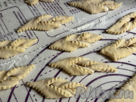 Вывернуть край теста каждой заготовки через разрез. В результате у нас получатся заготовки вергунов, замешанных на сметане, как на фото.