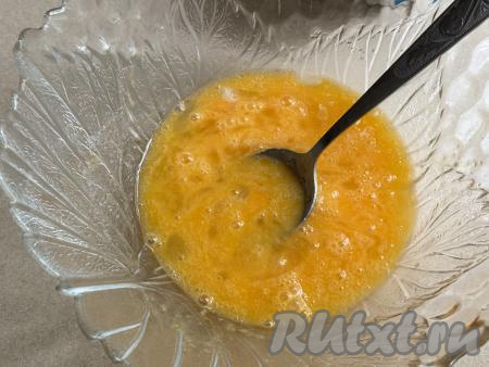 Перемешать яйца с сахаром столовой ложкой до однородности.&nbsp;