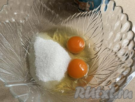 В миску всыпать сахар, вбить сырые яйца.&nbsp;