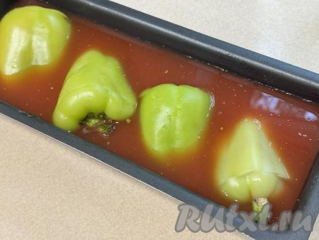 Залить перцы соусом. Они должны быть хотя бы на 2/3 покрыты соусом. Если необходимо, можно добавить в соус немного воды и подсолить по вкусу.