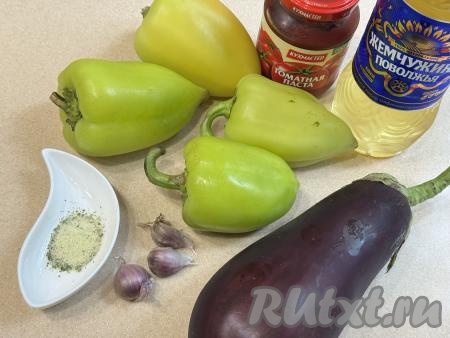 Подготовить продукты для приготовления перца, фаршированного баклажанами в духовке. Баклажан и болгарские перцы вымыть. Чеснок почистить.&nbsp;