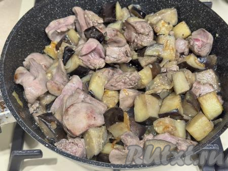 Обжарить печень с баклажанами на среднем огне минут 5-6, время от времени перемешивая.&nbsp;