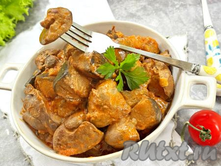 Куриная печень с баклажанами на сковороде