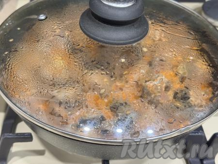 Уменьшить огонь, накрыть сковороду крышкой томить печёнку с баклажанами в соусе на медленном огне 10 минут. Затем проверить готовность блюда по куриной печени, для этого нужно сделать на кусочке печёнки разрез, если в разрезе нет примесей крови, значит блюдо готово, можно снимать с огня. Если же присутствуют примеси крови, значит нужно увеличить время тушения минут на 5.
