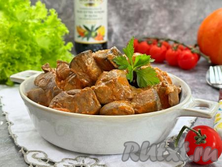 Готовую нежную куриную&nbsp;печень&nbsp;вместе с мягкими кусочками баклажана снять с огня, разложить по тарелкам и, дополнив любимым гарниром, подать к столу.