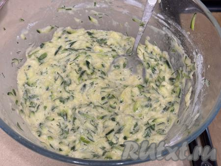 Затем отмерить в отдельную тарелку муку. В миску с кабачковой массой начать всыпать по 1 столовой ложке муки, каждый раз полностью вмешивая муку. Постепенно добавляя муку, контролируйте густоту замешиваемого кабачкового теста для оладий. Итоговое тесто должно напоминать сметану средней густоты. Как только добились такой густоты теста, значит больше муку не подсыпайте. В зависимости от сочности кабачка, от размера яиц может потребоваться как немного больше, так и немного меньше муки, чем указано в ингредиентах, главное - ориентироваться на консистенцию замешиваемого теста.
