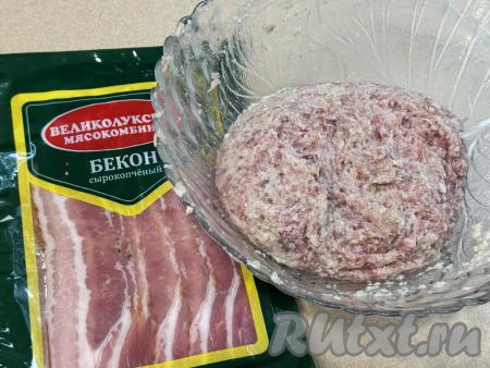 Тщательно перемешать фарш. Бекон я купила сырокопчёный, уже нарезанный на тонкие полоски. Если вы купите целый кусок бекона, тогда нарежьте его на тонкие полосы острым ножом.