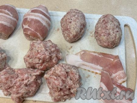 Из каждой части фарша сформировать овальную котлету. Обернуть каждую котлету в полоску бекона, накладывая бекон немного внахлёст.
