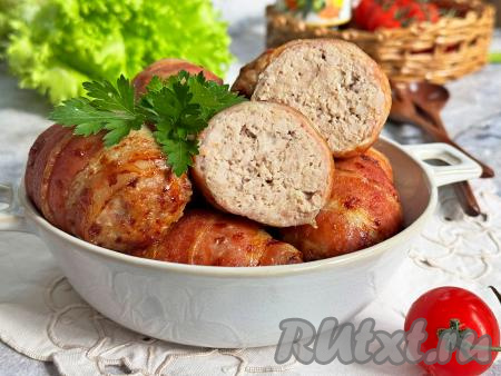 Очень вкусные, сочные, аппетитные котлеты в беконе из аэрогриля переложить на тарелку и в горячем виде, дополнив любимым гарниром, подать к столу.