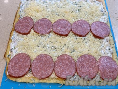 Колбасу нарезать на тонкие ломтики, выложить на корж, как на фото.