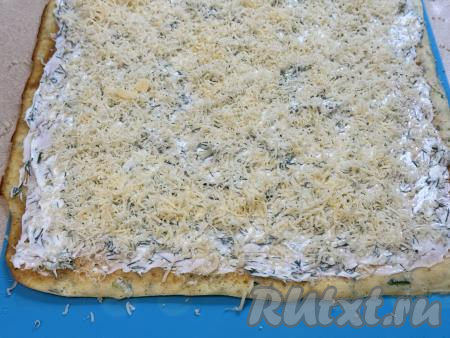 Корж, смазанный начинкой, присыпать равномерно сыром, натёртым на мелкой тёрке.