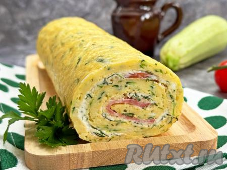 Готовый рулет нарезать на кусочки и подать к столу.