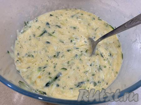 Перемешать получившуюся массу столовой ложкой до однородности.
