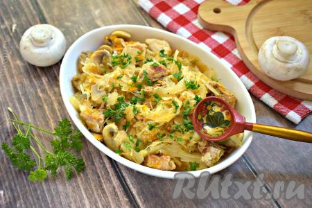 Сочную тушёную&nbsp;капусту вместе с нежными кусочками свинины и ароматными грибами раскладываем по тарелкам, по желанию, посыпаем мелкой нарезанной зеленью, а затем&nbsp;насыщенное, вкусное блюдо в горячем виде подаём к столу.
