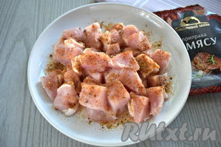 Мякоть свинины моем, обсушиваем, нарезаем на кусочки с размером стороны примерно 2,5 сантиметра, выкладываем в глубокую тарелку. Солим мясо, приправляем любимыми специями (я использовала приправу для мяса). Перемешиваем кусочки свинины и оставляем пропитаться специями минут на 10.&nbsp;