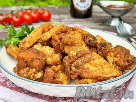 Нежные, вкусные, аппетитные куриные крылья, жаренные в казане на костре, к столу подать горячими, дополнив гарниром, любимым соусом, свежими овощами.