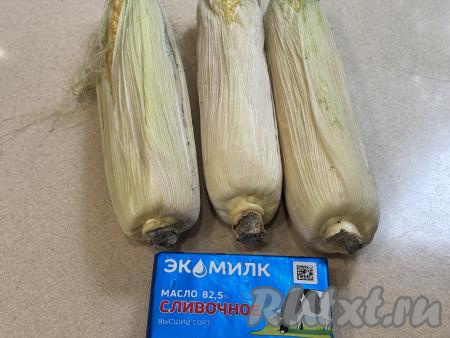 Подготовить продукты для приготовления кукурузы в фольге на мангале. Сливочное масло достать из холодильника заранее, чтобы оно согрелось и стало мягким.