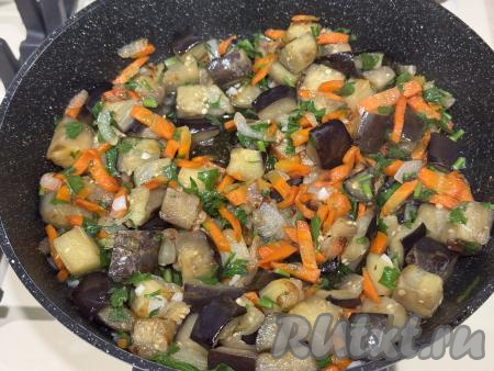 Перемешать овощи, прогреть 1 минуты и снять с огня, дать настояться минут 10 под крышкой.&nbsp;