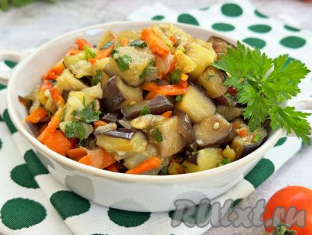 Баклажаны, жареные с луком и морковью на сковороде