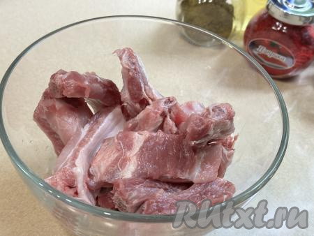 Нарезать рёбрышки на кусочки, разрезая мясо между рёбрами.