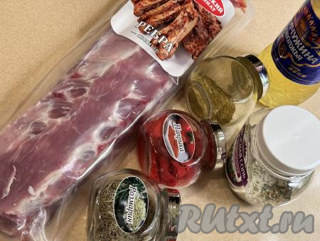 Подготовить продукты для приготовления свиных рёбрышек в казане на костре. Специи выбирайте на свой вкус, я взяла молотую паприку, хмели-сунели и сушёный розмарин. 