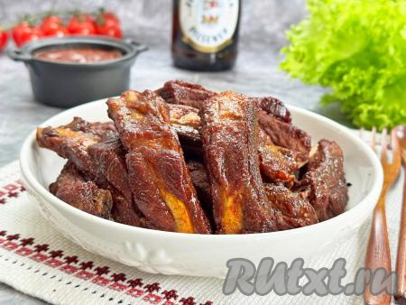 Аппетитные, вкусные свиные рёбрышки, приготовленные в казане на костре, при помощи шумовки аккуратно переложить на тарелку и в горячем виде, дополнив гарниром и любимым соусом, подать к столу.