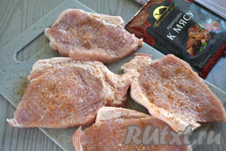В результате у нас получатся 4 отбивные. Посыпаем отбивные с двух сторон специями (я использовала приправу для мяса) и солью, оставляем на 5 минут. Если будете использовать уже готовую приправу для мяса, тогда проверяйте, содержит ли она в своём составе соль, чтобы случайно не пересолить отбивные.