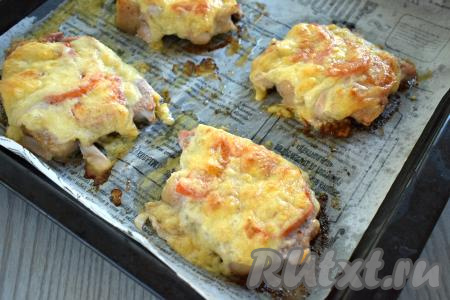 Мясо по-французски из свинины с помидорами и сыром отправляем в духовку, заранее прогретую до 180 градусов, запекаем минут 30-35. Если сомневаетесь в готовности мяса, тогда можно разрезать одну отбивную пополам, если в разрезе мясо будет светлым, без розовых участков, значит оно готово.