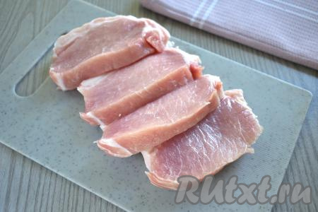 Мякоть свинины (у меня - карбонат) моем, обсушиваем, нарезаем на пласты толщиной примерно 2 сантиметра. У меня получились 4 пласта мяса.