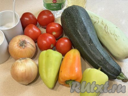 Подготовить продукты для приготовления салата "Натали" из кабачков на зиму. Лук почистить. Из болгарского перца удалить семена и плодоножку. Помидоры вымыть. Кабачки я взяла молодые с тонкой кожицей и мелкими семечками, поэтому просто их тщательно вымыла и отрезала кончики с двух сторон. Если вы возьмёте кабачки с толстой кожурой, её обязательно нужно будет срезать. Если у кабачков будут крупные семена, их нужно будет убрать вместе с рыхлой мякотью.&nbsp;