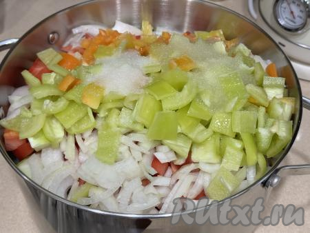 В кастрюлю с овощами всыпать сахар и соль, влить растительное масло.&nbsp;