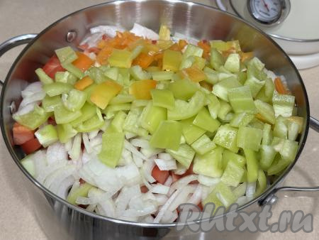 Следом добавить болгарский перец, нарезанный на кубики.