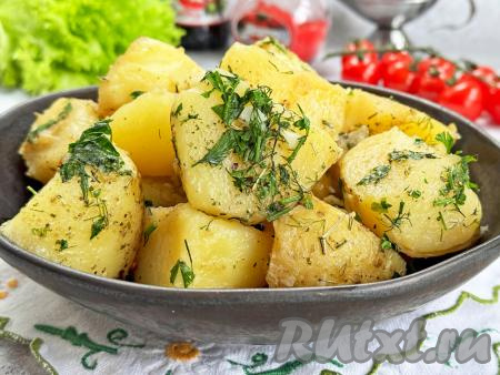 Молодая картошка в казане на костре
