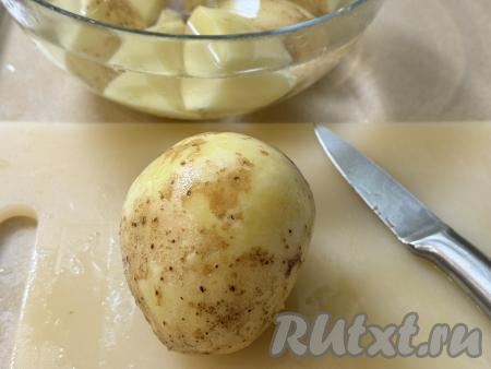 Тщательно вымыть молодой картофель под проточной водой. Так как у молодого картофеля кожура очень тонкая и съедобная, вы можете готовить его двумя способами. С кожурой: тщательно потрите клубни щёткой для мытья посуды (или слегка поскоблите ножом), чтобы полностью удалить остатки земли. Без кожицы: аккуратно счистите тонкую кожуру с картошки ножом или овощечисткой. Если картофель очень крупный, разрежьте его на 2–4 части, чтобы все кусочки приготовились одновременно.