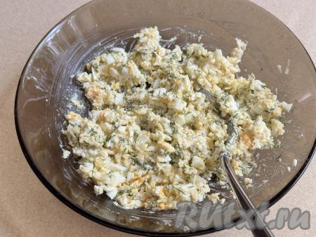 Попробовать сырно-яичную начинку на вкус, если нужно, подсолить.