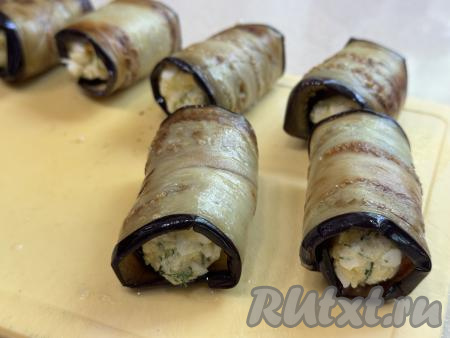 Свернуть каждую полоску баклажана с начинкой в плотный рулетик, начиная с края с начинкой.