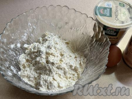 Перетереть муку с маслом руками до получения однородной, мелкой крошки.&nbsp;