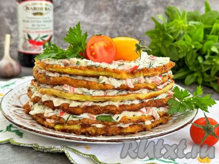 Сформированный кабачковый торт с начинкой из крабовых палочек поставить на пару часов в холодильник, чтобы он хорошо пропитался. Перед подачей верх торта украсить по желанию (я украсила зеленью и помидорами черри).