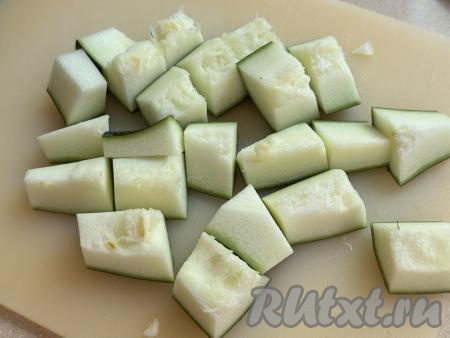 Кабачок я взяла молодой с тонкой кожицей и мелкими семечками, поэтому просто вымыла его, обрезала с двух сторон кончики. Если вы возьмёте кабачок с толстой кожурой, её нужно будет срезать, крупные семечки нужно будет удалить вместе с рыхлой мякотью. 300 грамм подготовленного кабачка нарезать на средние кусочки.