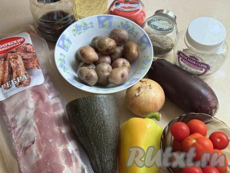 Подготовить продукты для приготовления свиных рёбрышек с овощами в духовке. Картошку я взяла молодую, но можно взять и немолодой картофель.