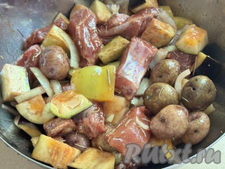 Свиные рёбра вместе с маслом и специями, в котором они мариновались, добавить в&nbsp;миску с овощами, хорошо перемешать.