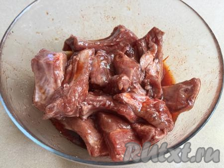 Влить в миску со свиными рёбрышками растительное масло. Перемешать рёбра, покрывая их маслом и специями со всех сторон. Оставить мясо мариноваться, как минимум, минут на 30 (можно дать рёбрышкам промариноваться и в течение пары часов, но тогда поставьте миску с мясом в холодильник).