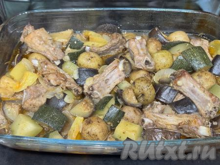 Закрыть форму со свиными рёбрышками и овощами&nbsp;фольгой, поставить в разогретую до 190 градусов духовку на 1 час 30 минут.