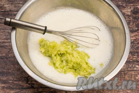 Кабачковую массу, отжатую от выделившегося сока, выложить в миску с кефирно-яичной смесью, перемешать кабачково-кефирную массу до однородности.