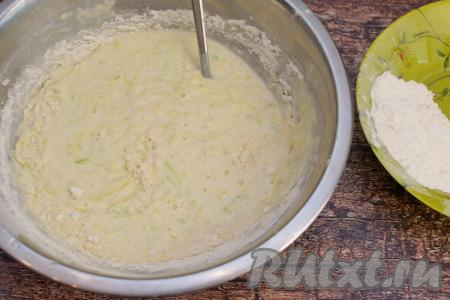 Отмерить в отдельную тарелку муку. В миску с кабачково-кефирной массой начать добавлять по 1 столовой ложке муки, каждый раз хорошо вмешивая её ложкой (или лопаткой) в тесто.