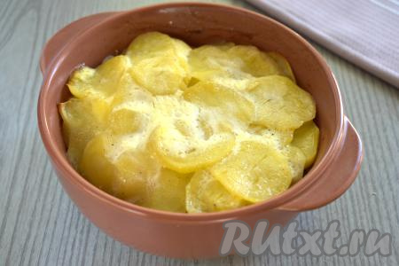Форму накрываем крышкой (или фольгой) и отправляем в духовку, прогретую до 190-200 градусов, запекаем свинину с картошкой и шампиньонами&nbsp;45 минут (до мягкости картофеля, он должен легко прокалываться ножом).
