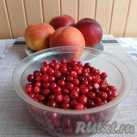 Подготовить продукты для приготовления компота из персиков с брусникой на зиму.&nbsp;Расчёт ингредиентов дан на 2 банки объёмом по 1,5 литра.