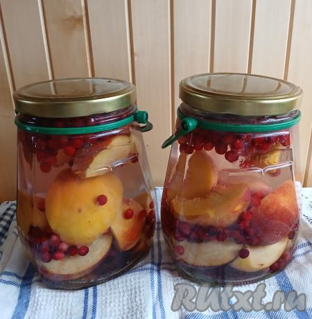 Вскипятить 2 литра воды. Банки с персиками и брусникой залить кипятком, заполняя их до самого верха. Прикрыть банки с фруктами и ягодами прокипячёнными крышками, оставить на 15 минут.