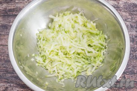 Очистить кабачок от кожуры. Если семечки у кабачка крупные, их нужно будет удалить вместе с рыхлой мякотью. 350 грамм подготовленного кабачка натереть на крупной тёрке в глубокую миску, всыпать соль, очень хорошо перемешать. Оставить кабачок на 10 минут, чтобы он пустил сок.